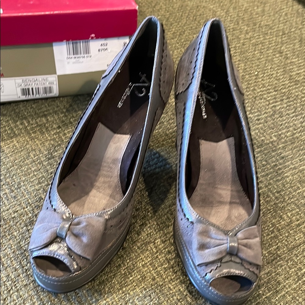 A2 by AEROSOLES Gray Peep-Toe pumps (sz 7 1/2)
